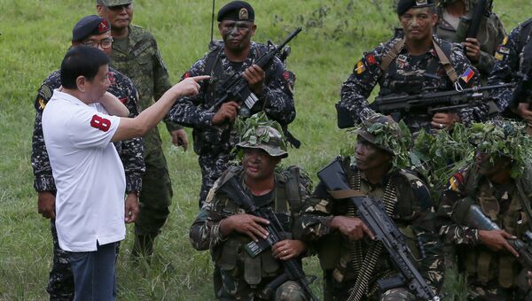 Президент Филиппин Родриго Дутерте во время посещения военной базы в поселке Сан-Мигель. Архивное фото