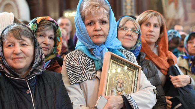 Поклонение верующих мощам святителя Николая Чудотворца в Храме Христа Спасителя