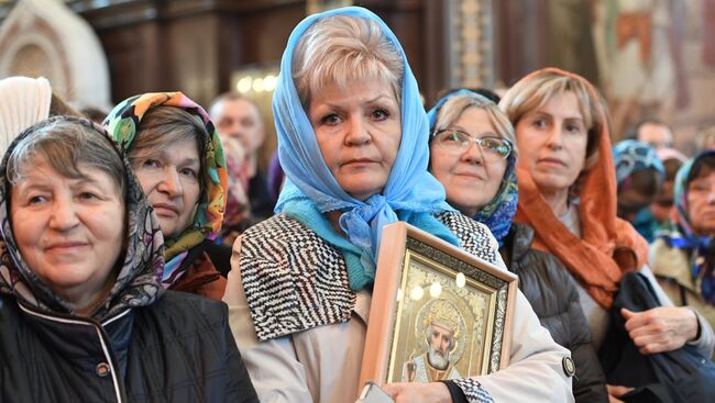 Поклонение верующих мощам святителя Николая Чудотворца в Храме Христа Спасителя