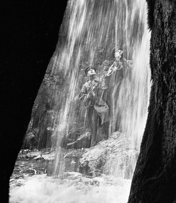 Советские пограничники на горной тропе у водопада