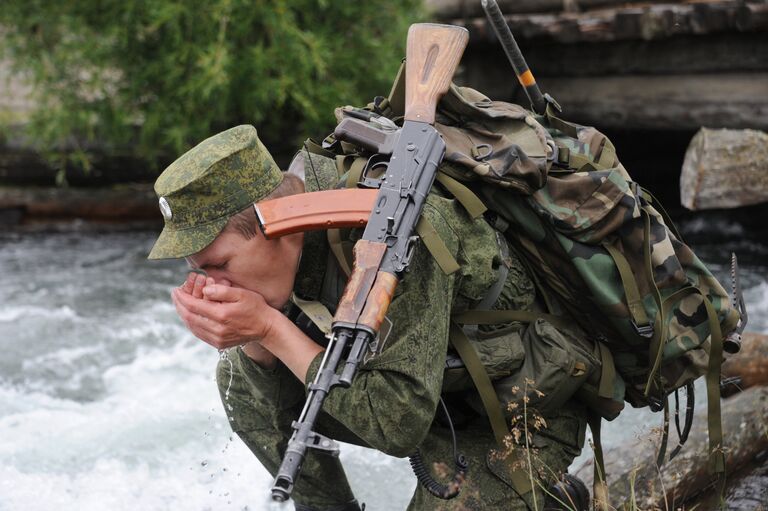 Пограничник отделения в селе Беляши (Джазатор) Пограничного управления ФСБ России по Республике Алтай патрулирует участок границы с Монголией в долине реки Джазатор