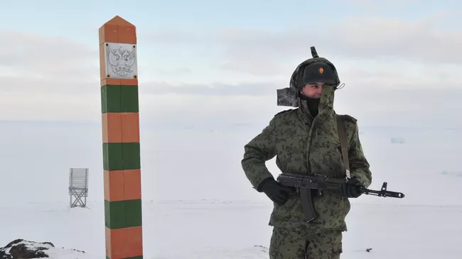 Пограничник на территории погранзаставы Нагурское пограничного управления ФСБ РФ по Архангельской области, расположенной на острове Земля Александры архипелага Земля Франца-Иосифа