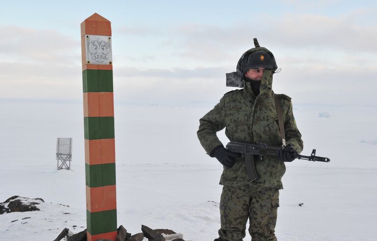 Пограничник на территории погранзаставы Нагурское пограничного управления ФСБ РФ по Архангельской области, расположенной на острове Земля Александры архипелага Земля Франца-Иосифа