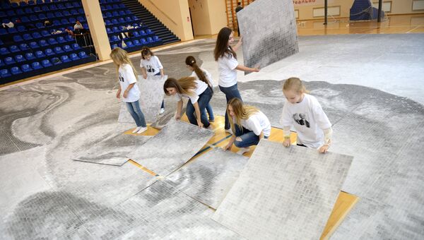 Школьники собирают мозаичный портрет Михаила Ломоносова для регистрации рекорда официальным судьей Книги рекордов Гиннесса