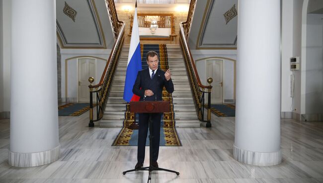 Председатель правительства РФ Дмитрий Медведев в генеральном консульстве РФ в Стамбуле. 22 мая 2017