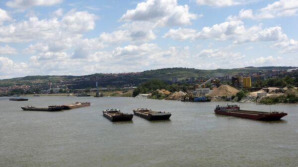 Баржи на реке Дунае в черте города Белграда