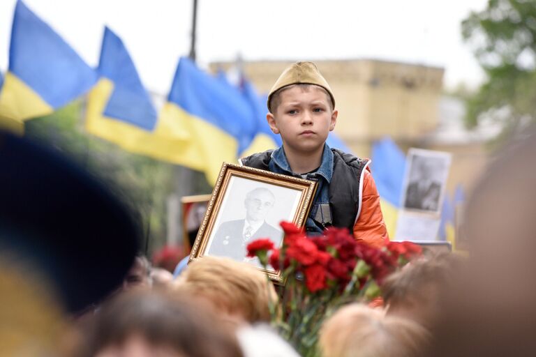 Участник акции Бессмертный полк в Киеве Участник акции Бессмертный полк в Киеве