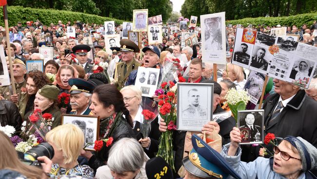 Участники акции Бессмертный полк в Киеве