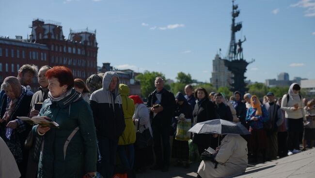 Поклонение верующих мощам святителя Николая Чудотворца в Храме Христа Спасителя