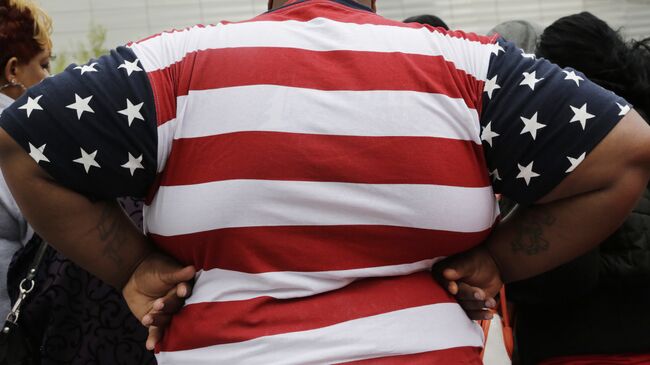 Толстый человек в футболке с флагом США. Архивное фото