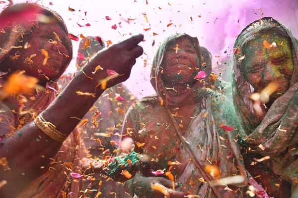 Вдовы на празднике красок. Работа фотографа Шаши Шекхар Кашьяп из Индии