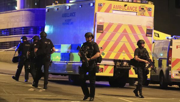 Полиция возле Манчестер-Арены, где прогремели взрывы, 23.05.17