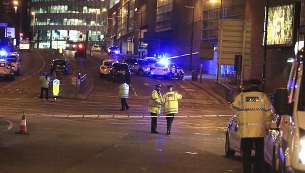 Полиция возле Манчестер-Арены, где прогремели взрывы, 23.05.17