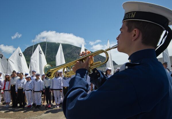 Участники соревнований морской флотилии Артека в рамках II Всероссийского сбора юных моряков Дорога в море