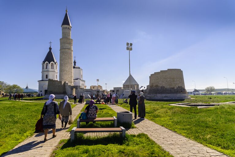 Верующие идут к городищу Булгар