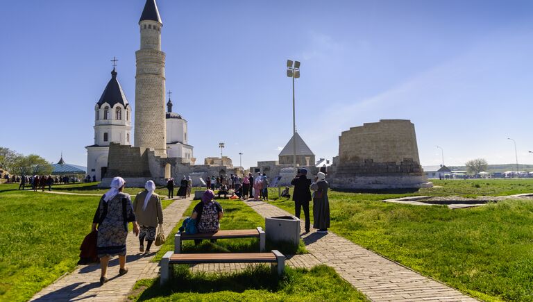 Верующие идут к городищу Булгар