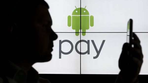Сотрудник компании Google на презентации сервиса Android Pay. Архивное фото