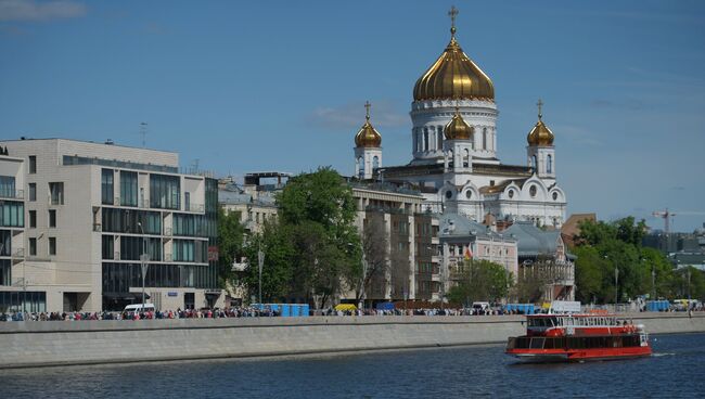 Поклонение верующих мощам святителя Николая Чудотворца в Храме Христа Спасителя