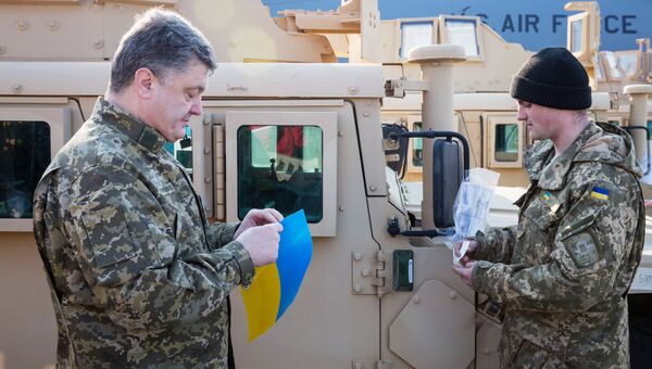 Президент Украины Петр Порошенко во время церемонии встречи самолета ВВС США с американскими бронеавтомобилями. Архивное фото