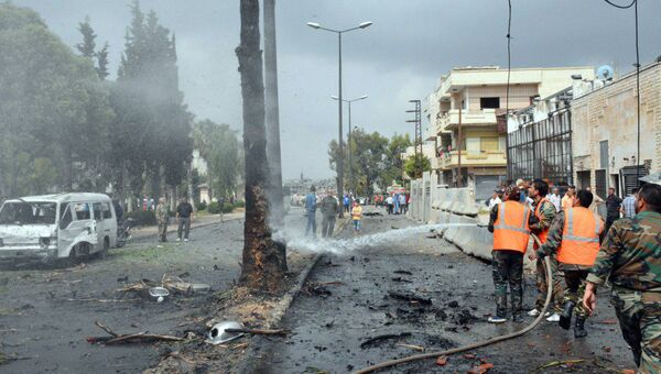 На месте взрыва автомобиля в квартале Аз-Захра в сирийском городе Хомс. Архивное фото