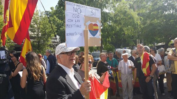 Участники протестов в Мадриде против проведения в Каталонии референдума о независимости Участники протестов в Мадриде против проведения в Каталонии референдума о независимости