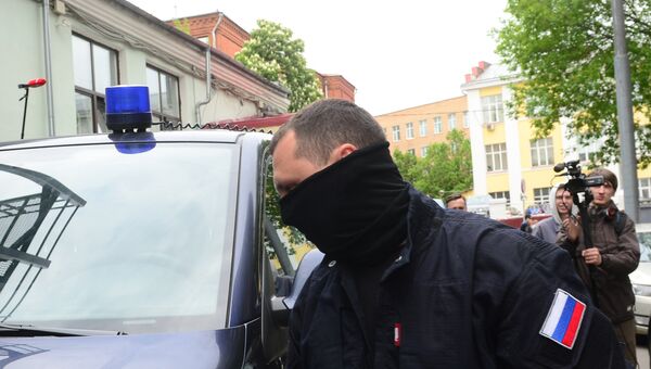 Сотрудник правоохранительных органов у здания Гоголь-центра, где проходят обыски.