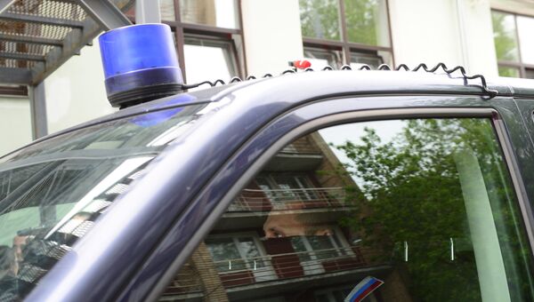 Сотрудник правоохранительных органов в машине у здания Гоголь-центра, где проходят обыски