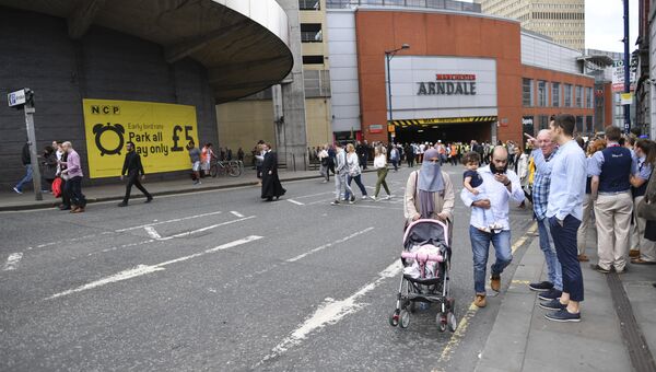 Люди покидают торговый центр Arndale в Манчестере, Великобритания