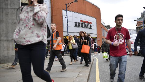 Люди покидают торговый центр Arndale в Манчестере