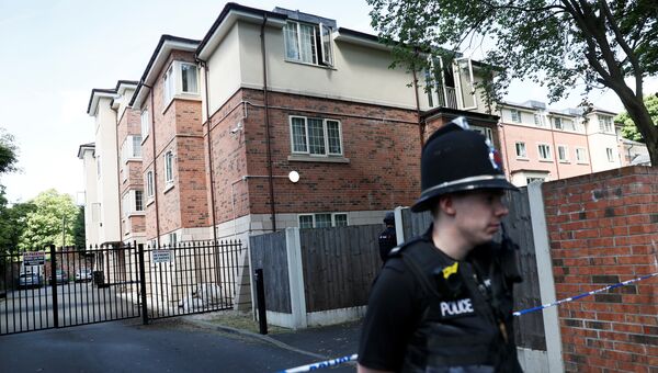 Сотрудник полиции в районе Чорлтон в Южном Манчестере, где был арестован подозреваемый в причастности к теракту. 23 мая 2017
