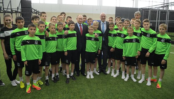 Президент РФ Владимир Путин во время посещения детско-юношеской Академии футбольного клуба Краснодар. 23 мая 2017