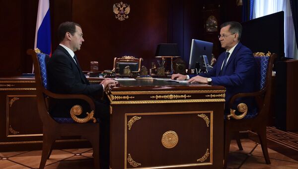 Председатель правительства РФ Дмитрий Медведев и губернатор Астраханской области Александр Жилкин. 23 мая 2017