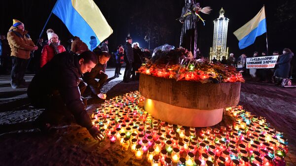 Участники всеукраинской акции Зажги свечу ставят символические лампады к мемориалу памяти жертв голодомора 1932-1933 годов в Киеве