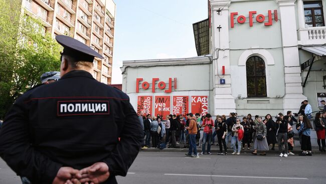 Полиция и прохожие у здания Гоголь-центр в Москве. 23 мая 2017