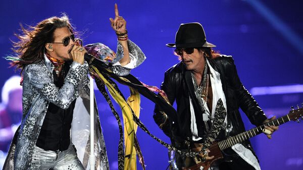 Солист американской группы Aerosmith Стивен Тайлер (слева) и гитарист Джо Перри во время концерта в спорткомплексе Олимпийский в Москве