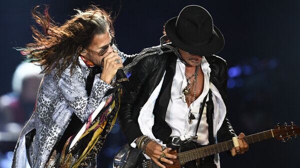 Солист американской группы Aerosmith Стивен Тайлер (слева) и гитарист группы Брэд Уитфорд во время концерта в спорткомплексе Олимпийский в Москве