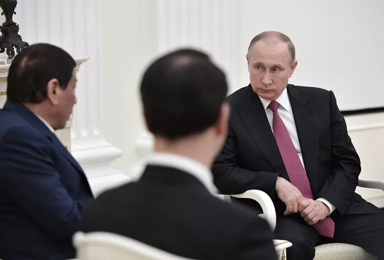 Президент РФ Владимир Путин и президент Филиппин Родриго Дутерте во время встречи. 23 мая 2017 Президент РФ Владимир Путин и президент Филиппин Родриго Дутерте во время встречи. 23 мая 2017