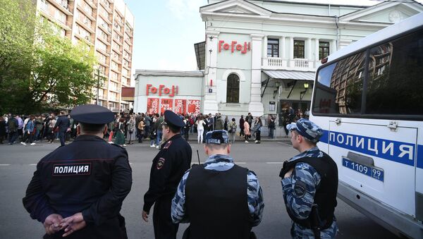 Полиция и прохожие у здания Гоголь-центр в Москве
