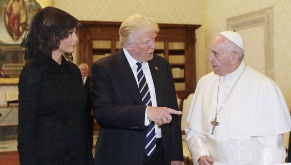 Президент США Дональд Трамп и первая леди Меланья Трамп во вермя встречи с Папой Римским Франциском. 24 мая 2017
