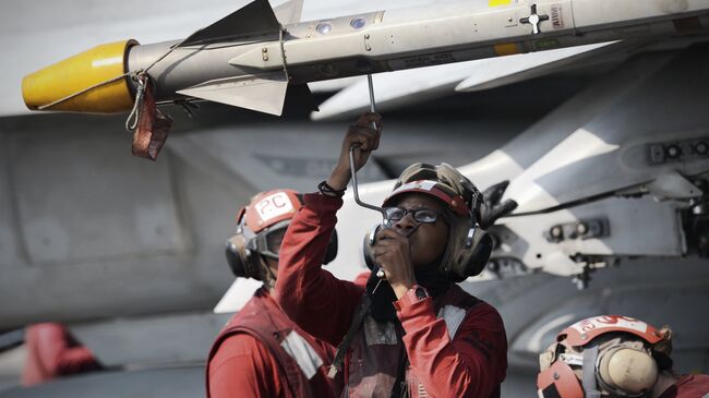 Моряки на палубе авианосца ВМС США George H.W. Bush в Персидском заливе. Архивное фото