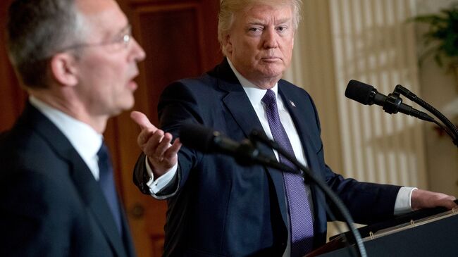 Генсек НАТО Йенс Столтенберг и президент США Дональд Трамп. Архивное фото
