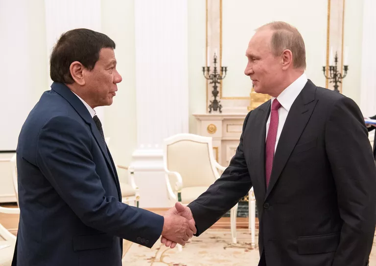 Президент РФ Владимир Путин и президент Филиппин Родриго Дутерте во время встречи Президент РФ Владимир Путин и президент Филиппин Родриго Дутерте во время встречи