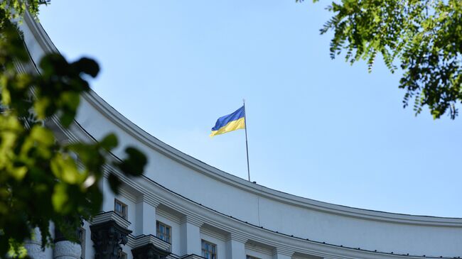 Флаг Украины на здании Правительства Украины в Киеве. Архивное фото