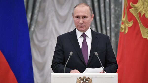 Владимир Путин выступает на церемонии вручения государственных наград в Кремле. 24 мая 2017