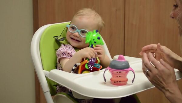 Малышка впервые услышала голос матери благодаря кохлеарному имплантату