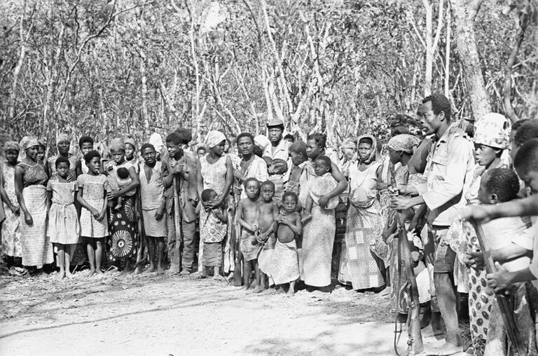 Жители освобожденных от португальской колониальной власти районов Мозамбика Жители освобожденных от португальской колониальной власти районов Мозамбика
