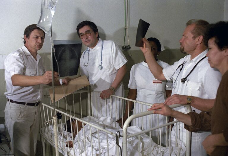 Советские медики оказывают помощь в госпитале. Народная Республика Мозамбик Советские медики оказывают помощь в госпитале. Народная Республика Мозамбик