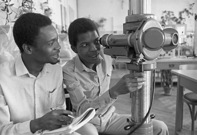 Студенты физического факультета Кишиневского государственного университета Элиаш Вашку и Эрминмо Жозе Тембе из Мозамбика в одной из лабораторий КГУ Студенты физического факультета Кишиневского государственного университета Элиаш Вашку и Эрминмо Жозе Тембе из Мозамбика в одной из лабораторий КГУ