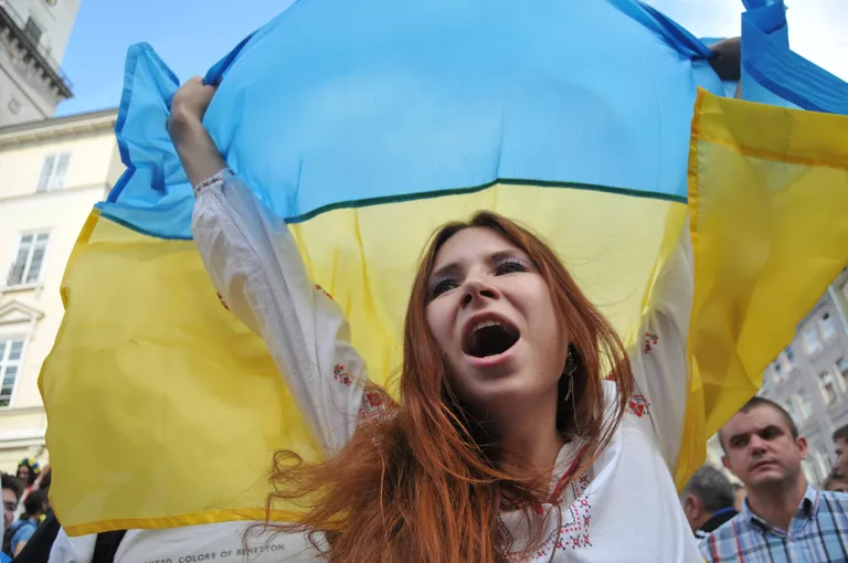 Девушка в вышиванке с флагом Украины Девушка в вышиванке с флагом Украины