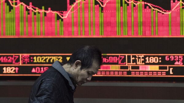 Прохожий на фоне табло с биржевыми котироваками в Шанхае, КНР